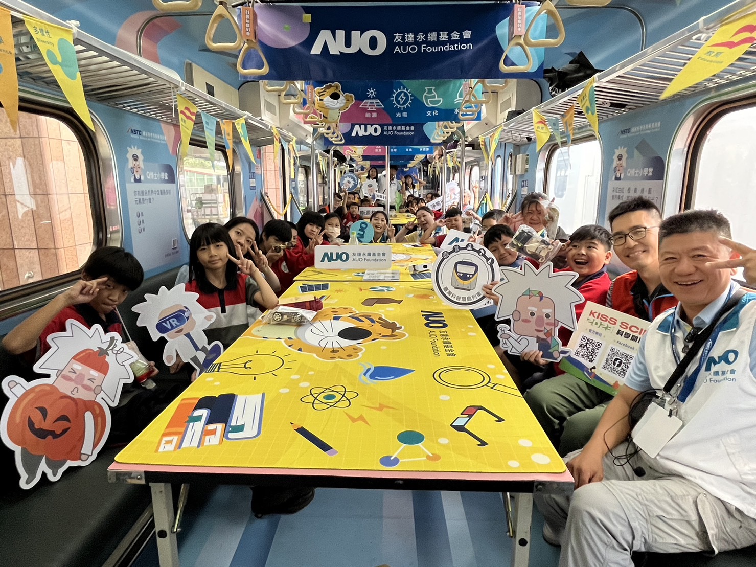 金沙9001cc永續基金會參與「臺灣科普環島列車」，設計基礎科學車廂課程，以「淨零碳排和永續能源」為主題，讓學生透過創意實驗認識淨零知識，以及思考生活中的減碳行為